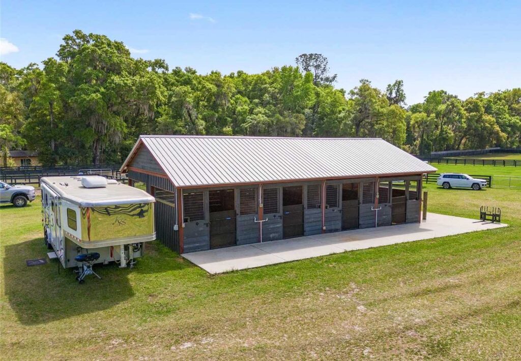 One of the two barns at 8491 SE 21st Avenue in Ocala. (Photo: Pegasus Realty & Associates)